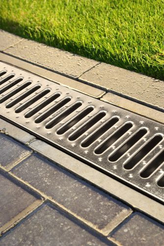 Folyóka vízelvezető, alacsony, horganyzott: Horganyzott alacsony vízelvezető rendszer.