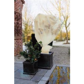 Téli növényvédő takaró, lég- és vízáteresztő bézs, optimális védelem.