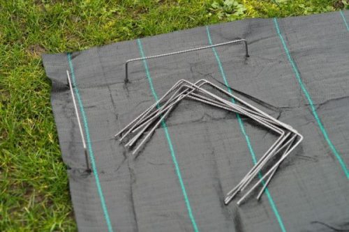 Erős fémből készült rögzítőkapcsok, 20x25 cm, nagy teherbírás.