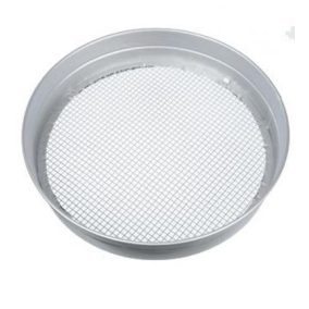 Kerti szita, tökéletes talaj és komposzt szitálásához, praktikus kerti eszköz.