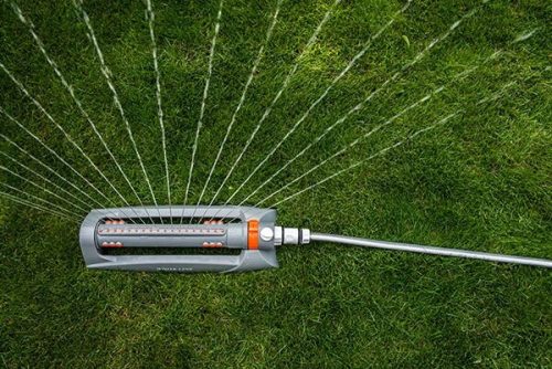 Bradas locsoló és öntöző, oszcilláló, állítható, széles lefedettség.