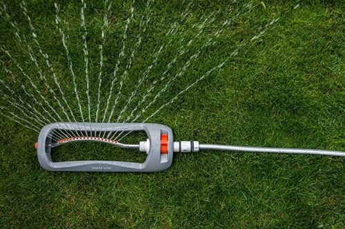 Bradas locsoló és öntöző, oszcilláló és állítható, széles lefedettség.