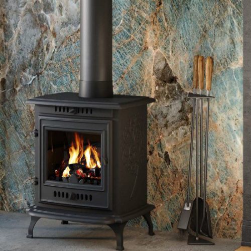 P10 szabadon álló öntöttvas kandalló fekete színben, 6.8 kW fűtési teljesítménnyel.